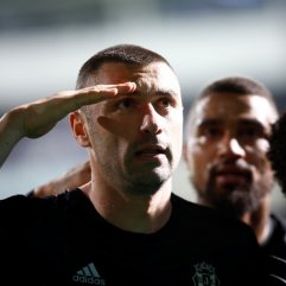 Burak Yılmaz kaptanlık pazubandını öptü