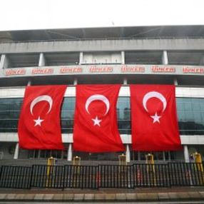 4 büyükler statlarına bayrak astı