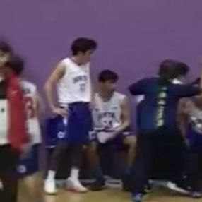 Gençler basketbol maçında antrenör, oyuncusuna saldırdı