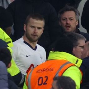 Tottenhamlı oyuncu, tribüne çıkıp taraftar kovaladı