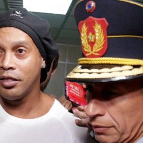 Eski yıldız futbolcu Ronaldinho, Paraguay'da tutuklandı