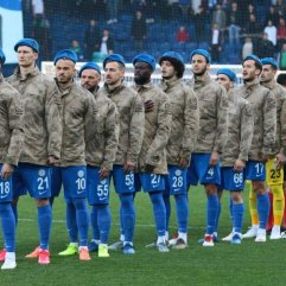 Rizespor, maç öncesi sahaya asker üniformasıyla çıktı