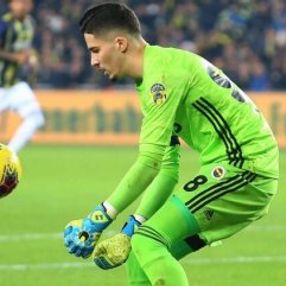 VAR penaltı verdi, Altay Bayındır telefona koştu
