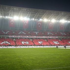 Sivasspor taraftarlarından Mehmetçik için koreografi