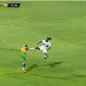 Adebayor'dan insanlık dışı faul