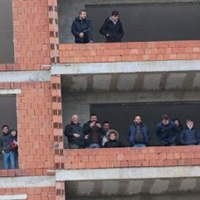 Rize'de seyircisiz maçı inşaattan izlediler