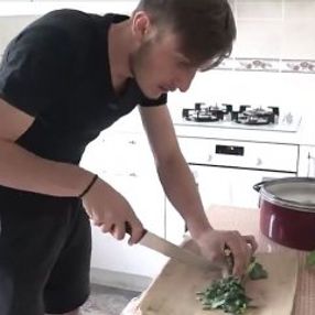 Trabzonsporlu Serkan evde yemek yaptı