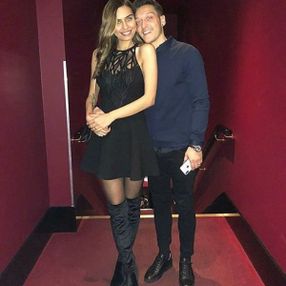Amine'den Mesut Özil'e bayram hediyesi