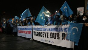 Kadınlar, 8 Mart'ta Doğu Türkistan için yürüdü