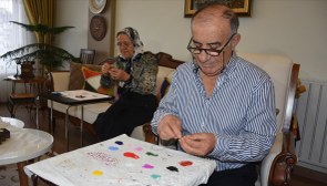 Konya'da emekli Haci Ali amca, eline aldığı iğne ve boncukla karısına destek oluyor