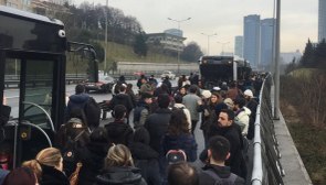 İstanbul'da metrobüs çilesi: Vatandaşlar tehlikeli yolda yürümek zorunda kaldı