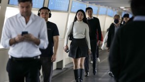 Hong Kong'da 945 gün sonra maske zorunluluğu kalktı