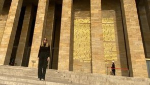 Eda Ece Anıtkabir'den paylaşım yaptı: Keşke yeniden gelsen Atam