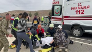 Mardin'de otomobil, servis aracına arkadan çarptı: 6 yaralı