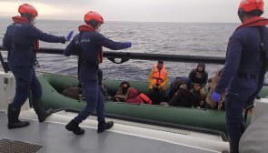İzmir açıklarında 110 göçmen yakalandı