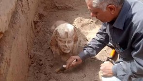 Mısır'da ‘gülümseyen mini sfenks’ bulundu