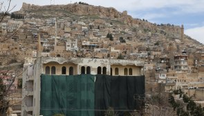 Mardin'in tarihi dokusunu bozan bina yıkılıyor