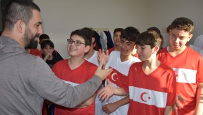 Arda Turan depremzede çocuklarla maç yaptı
