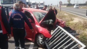 Mardin'de tırın sıkıştırdığı otomobile bariyer ok gibi saplandı: 4 yaralı