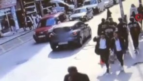 Ordu'da otomobilin çarptığı genç kız yaralandı: Kaza anı kamerada