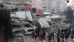 Türkiye'de deprem, medyanın birinci gündemi olmayı sürdürüyor