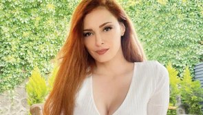 Derin göğüs dekolteli pozu büyüledi! 44 yaşındaki Mine Tugay'dan pencere pozu: 'Kızımdan bile genç gibisiniz'
