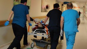 Bursa'da kereste keserken testere bıçağının yerinden çıkmasıyla boynu kesildi