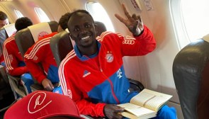 Bayern Münih'in yıldızı Sadio Mane, uçakta Kur'an-ı Kerim okudu
