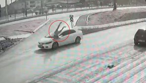 Bursa'da otomobil yayaya çarptı: Kaza anı kamerada