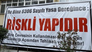 Kadıköy'de müteahhit oyunu: Korkutmak için bina duvarına pankart astırdı