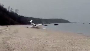 ABD'de motor arızası yapan uçak, acil iniş yaptığı sahilde denize sürüklendi