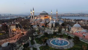 İstanbul'da ilk iftar için yerli ve yabancı turistlerin tercihi Sultanahmet Meydanı oldu