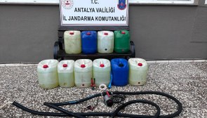 Antalya'da park halindeki kamyondan akaryakıt çalan 3 kişi gözaltına alındı