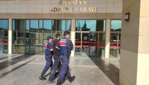 Antalya'da kendisini kamu görevlisi olarak tanıtan dolandırıcı yakalandı