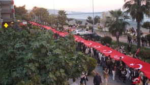 Samsun'da 1919 metrelik dev Türk bayrağıyla yürüyüş gerçekleştirildi