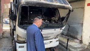 Diyarbakır'da çöp kamyonu yakıldı