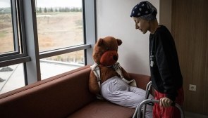 Diyarbakır'da bacağını kaybetme riski olan genç kız, 17 santimlik tümörden kurtularak ayağa kalktı
