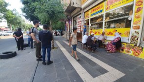 Diyarbakır'da çocukları döven 3 kişi, baba ile oğlunu bacaklarından vuruldu