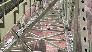 ABD'de video çekmek için çıktığı köprünün altında asılı kaldı