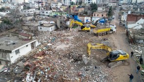 Afetin merkezi Pazarcık'ta depremin izleri siliniyor