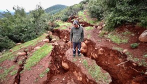 Hatay'da depremin ardından yarıklar oluştu