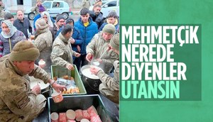 Mehmetçik'ten depremzedelere sıcak yemek dağıtımı