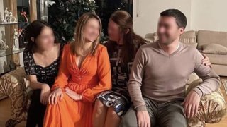 Cem Garipoğlu'nun ailesi, Münevver Karabulut'un kanının olduğu koltukta poz verdi