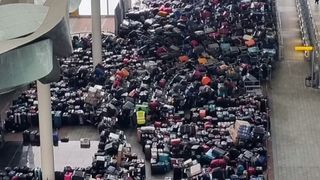 Heathrow Havalimanı'nda biriken bagajlar görüntülendi
