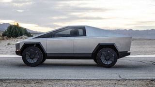 Tesla Cybertruck prototipi yolda görüldü