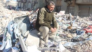 Adıyaman'da 2 evladını kaybeden baba, eşi ve oğlunu arıyor