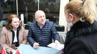 Yarışta ikinci gün! Ata İttifakı adayı Sinan Oğan'ın imza kampanyasında kitap dağıtıldı