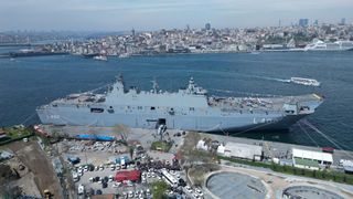 Sarayburnu'na çekilen TCG Anadolu'ya ziyaretçi akını