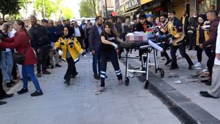 Avcılar’da üzerine beton parçası düşen kadın ağır yaralandı