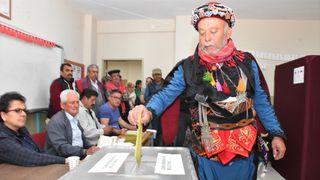 Aydın'da bir grup seçmen efe kıyafetleriyle sandığa gitti